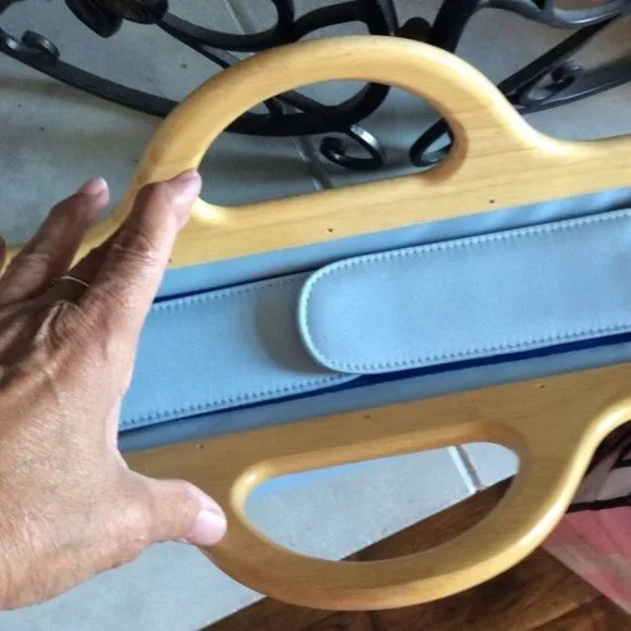 Estée Lauder Blue Bag wood handles - Picture 2 of 5